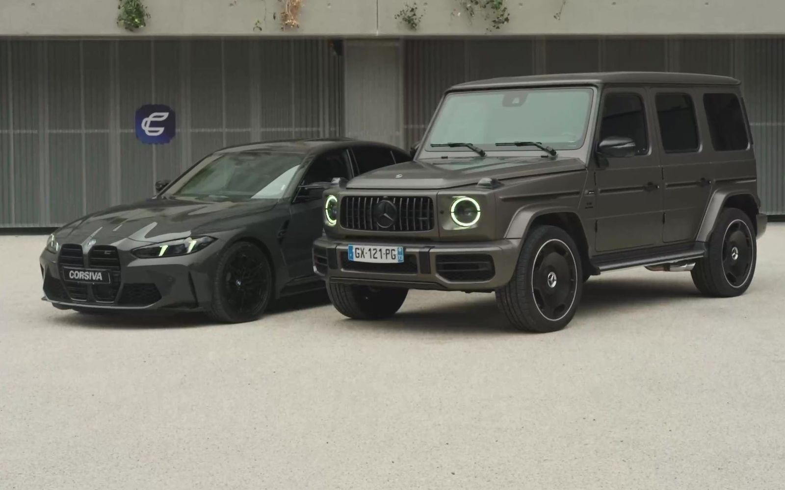 BMW M3 et Mercedes G 63 devant les box Corsiva