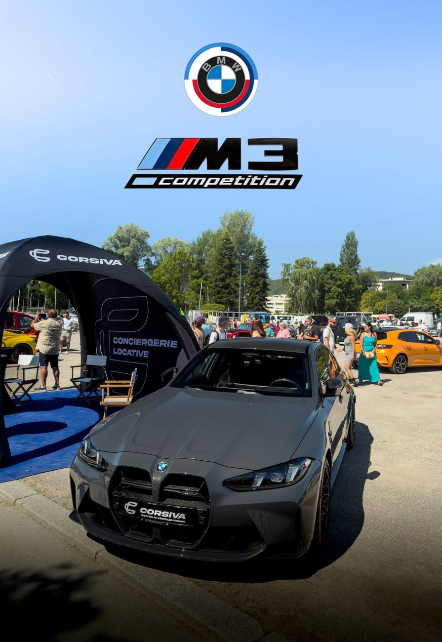 BMW M3 Compétition Corsiva sous l'arche d'un rassemblement automobile, public autour