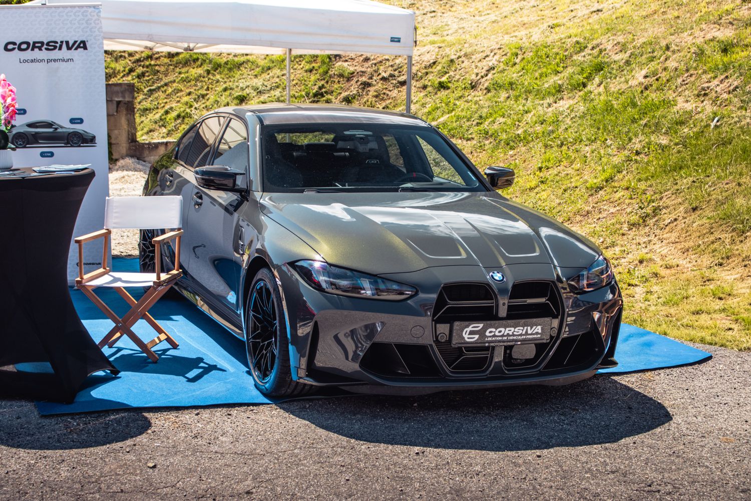 Stand Corsiva et BMW M3 lors d'un événement au Fort de Barraux