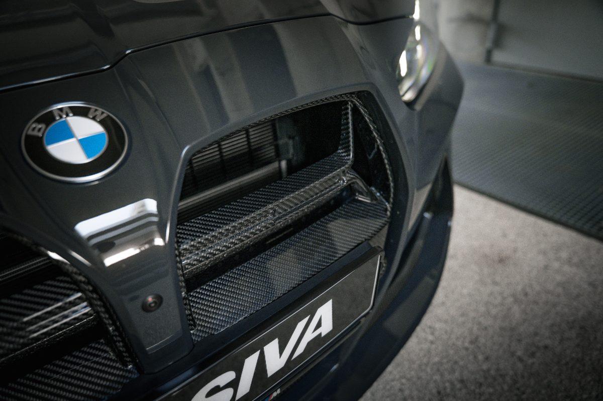 BMW M3 Compétition — calandre en carbone et logo BMW