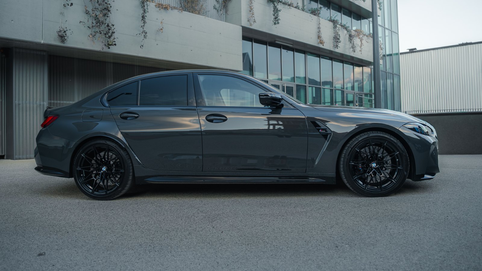 BMW M3 Compétition — vue de profil, jantes noires