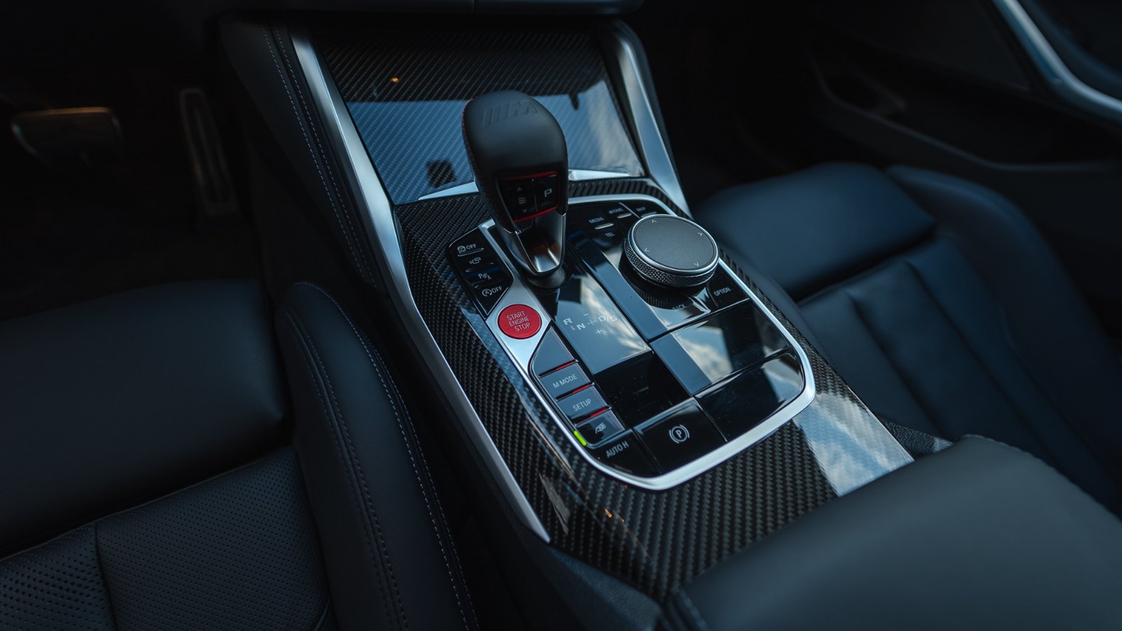 BMW M3 Compétition — console centrale en carbone