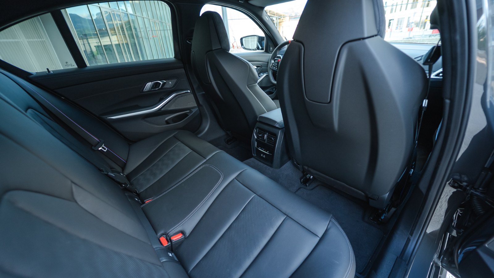 BMW M3 Compétition — banquette arrière, 5 places