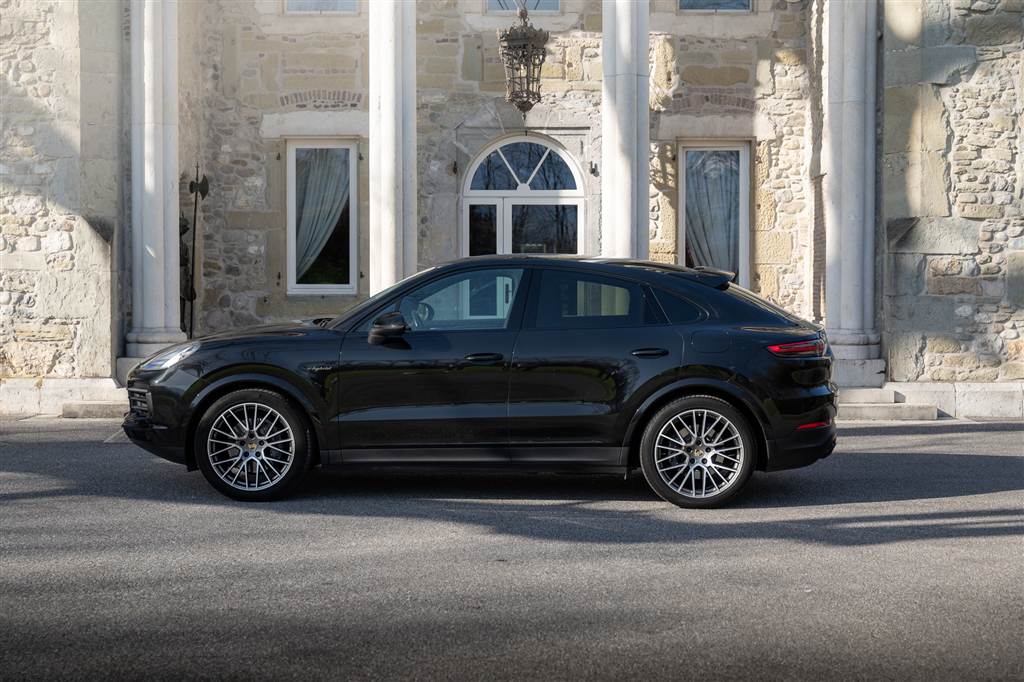 Porsche Cayenne Coupé noir — vue de profil