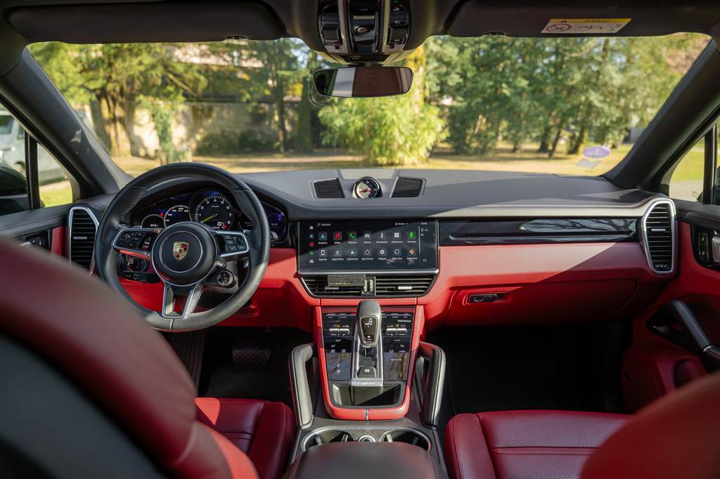Porsche Cayenne Coupé — habitacle cuir noir et rouge