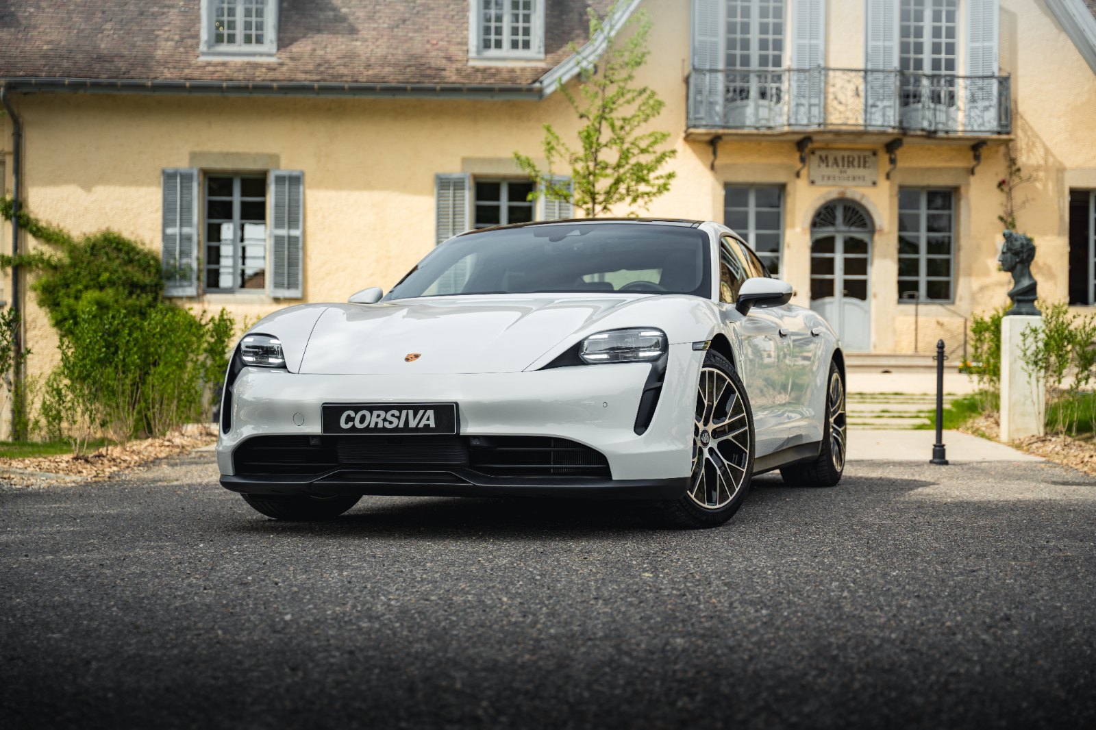 Porsche Taycan blanche — trois-quarts avant
