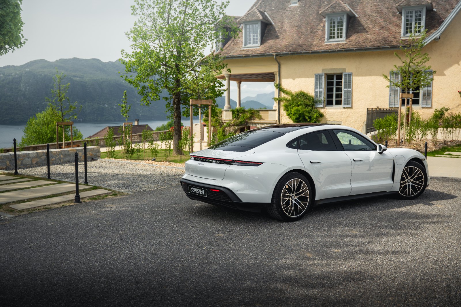 Porsche Taycan — trois-quarts arrière
