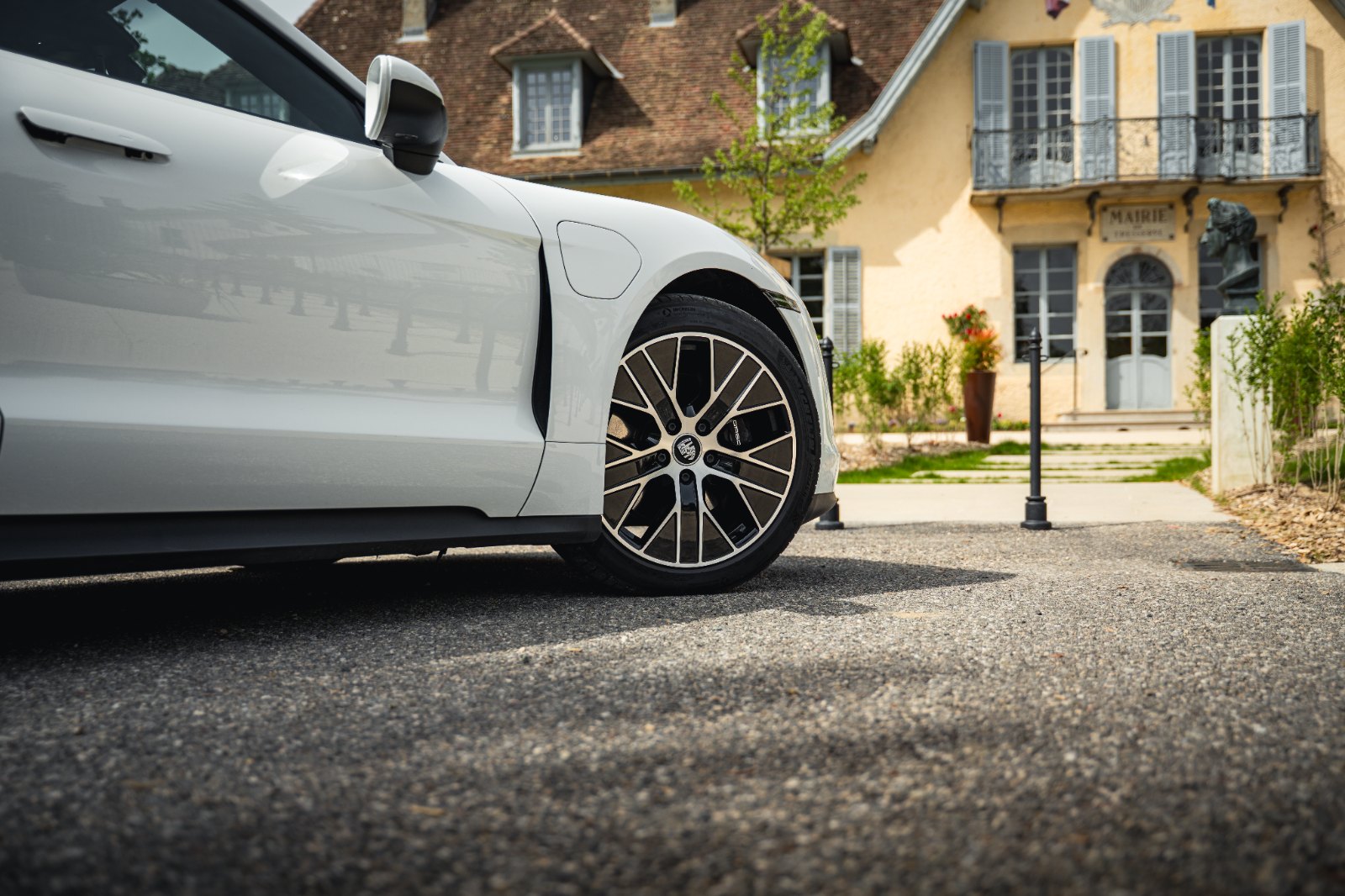 Porsche Taycan — détail de la jante et du flanc