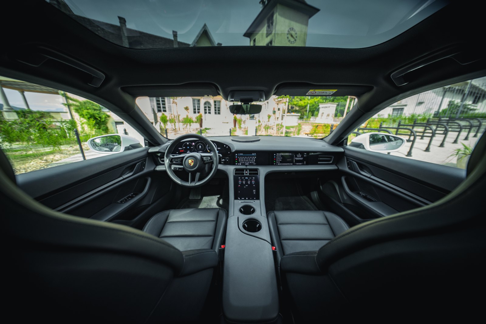Porsche Taycan — habitacle vu de l'arrière